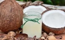 椰子光喝水太浪費了 椰肉椰油也大有用處哦
