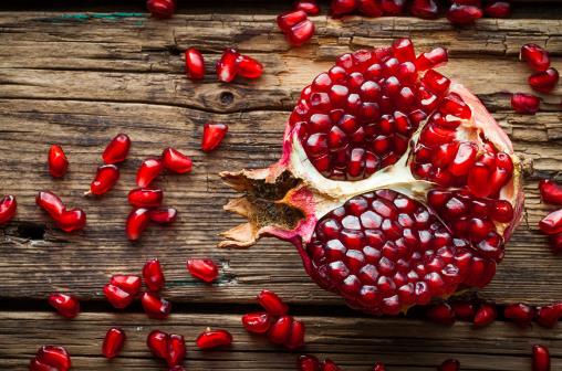 “水果中的紅寶石”,紅石榴的功效及食用小妙招