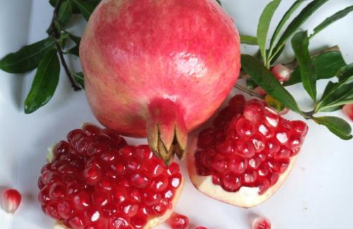 “水果中的紅寶石”,紅石榴的功效及食用小妙招