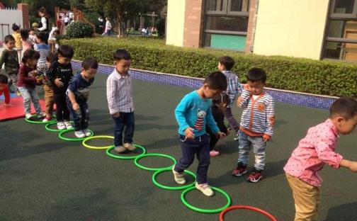 孩子不跟其他小朋友玩的原因 不要隨便給孩子貼標簽