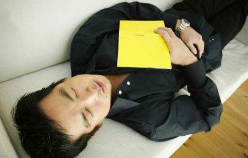 睡姿不正確很傷身 不想長(zhǎng)眼角皺紋就別趴著睡