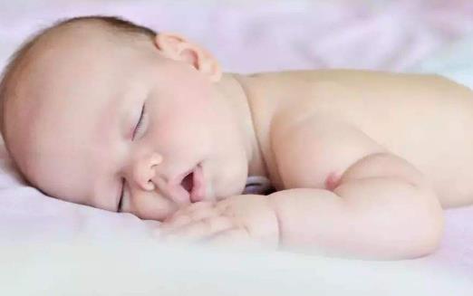 睡姿不正確很傷身 不想長(zhǎng)眼角皺紋就別趴著睡