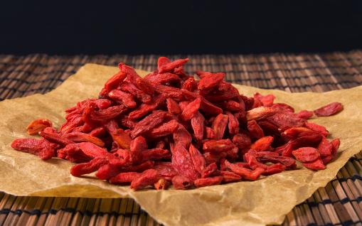 天天用枸杞泡水,應該選擇黑枸杞還是紅枸杞?營養(yǎng)師:別