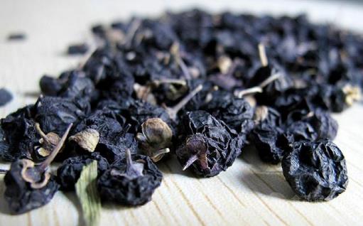 天天用枸杞泡水,應該選擇黑枸杞還是紅枸杞?營養(yǎng)師:別