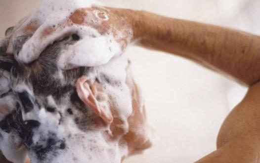 老人洗頭護發注意事項 頭發干透再睡覺