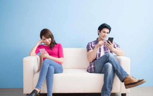 手機癮的危害大眼睛受傷睡眠變差 戒掉手機癮的方法