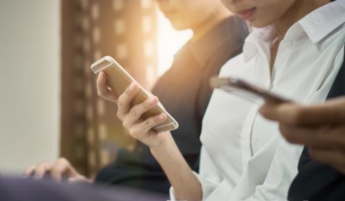 手機癮的危害大眼睛受傷睡眠變差 戒掉手機癮的方法