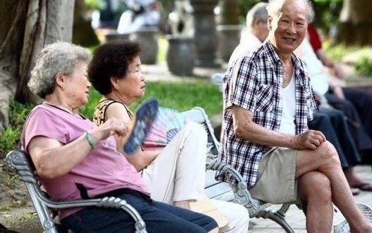 老人避暑 以熱制熱才是更好的養生之道