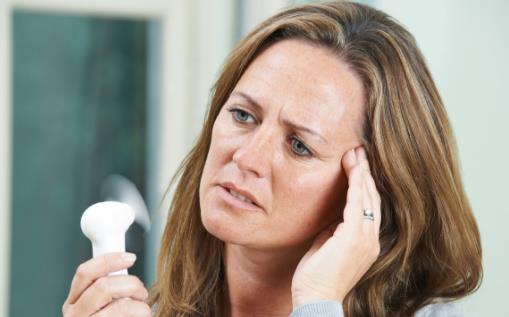 進入更年期的女人，這些跡象“蠢蠢欲動”，別等降臨了才