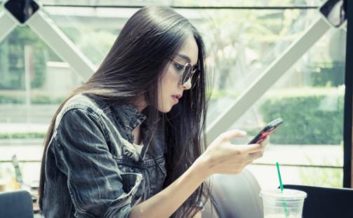 低頭玩手機(jī)等于扛一袋大米？造成的3大危害你可知