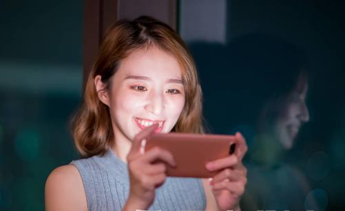 低頭玩手機(jī)等于扛一袋大米？造成的3大危害你可知