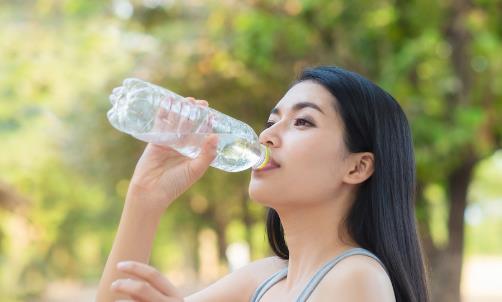 中國人為什么不能喝涼水?塞牙!