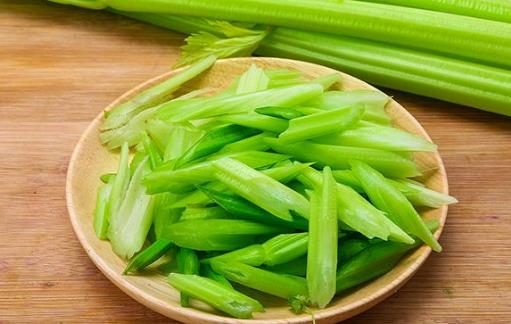 芹菜的藥理和治療價值 芹菜葉的5種美味做法