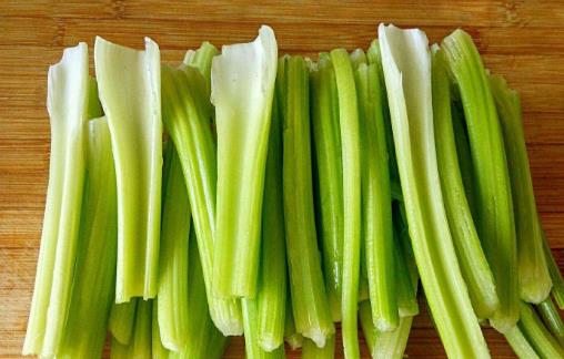 芹菜的藥理和治療價值 芹菜葉的5種美味做法