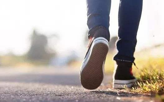 老人走路來(lái)健身 老年人步行健身的六方法