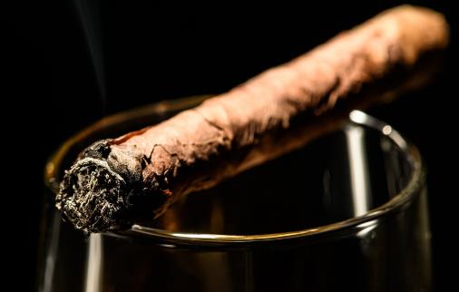 經常吸煙喝酒容易導致男人出現不育癥狀