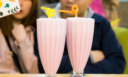 一杯奶茶相當于吃掉了13塊方糖 過度喝奶茶有的危害