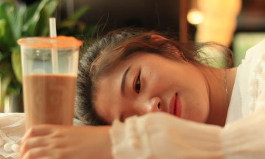 一杯奶茶相當于吃掉了13塊方糖 過度喝奶茶有的危害