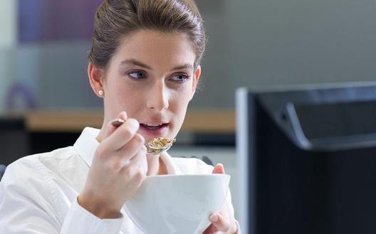 電腦族眼部保持滋潤(rùn) 教你三個(gè)秘方護(hù)眼方法