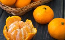 別急著把水果皮丟進(jìn)垃圾桶 妙用水果皮省錢又環(huán)保