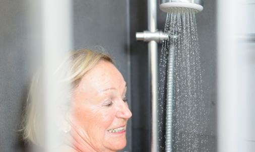 老人多久洗一次澡合適 洗澡的時間竟然也有講究