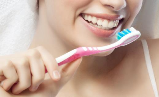 刷牙用最合適的牙膏量 使用牙膏的誤區(qū)你別踩