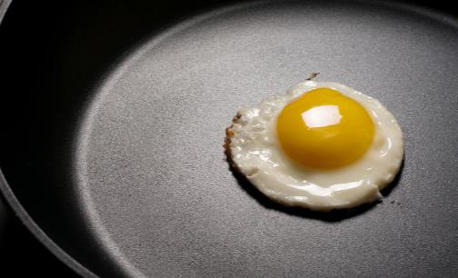 不粘鍋還是鐵鍋好 使用不粘鍋的細(xì)節(jié)你留意過(guò)嗎