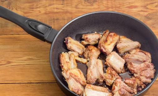 不粘鍋還是鐵鍋好 使用不粘鍋的細(xì)節(jié)你留意過(guò)嗎