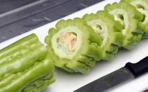 常飲苦瓜汁養顏嫩膚降血糖 苦瓜減肥三部曲分享