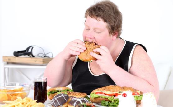 大吃大喝會造成的后果嚴重 生活中要養(yǎng)成健康的飲食習慣