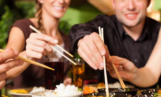 大吃大喝會造成的后果嚴重 生活中要養(yǎng)成健康的飲食習慣