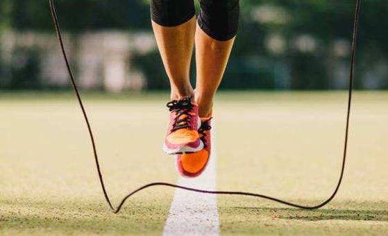 跳繩對(duì)女性有獨(dú)特保健作用 跳繩瘦腿的正確方法
