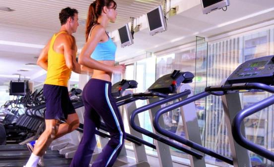 利用跑步機(jī)減肥的注意事項(xiàng) 選擇適合自己的跑步機(jī)來減肥