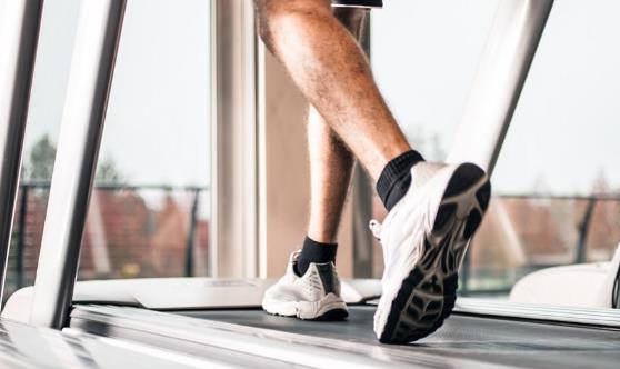 利用跑步機(jī)減肥的注意事項(xiàng) 選擇適合自己的跑步機(jī)來減肥