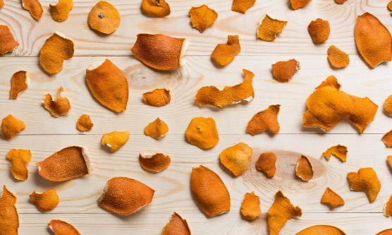 經(jīng)常化妝 臉上長斑怎么辦?