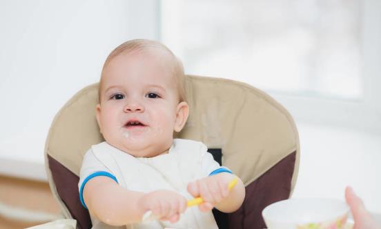 寶寶吃飯不配合的原因 如何解決寶寶吃飯問題