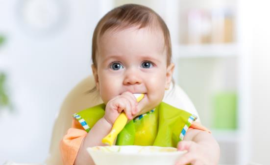 寶寶吃飯不配合的原因 如何解決寶寶吃飯問題