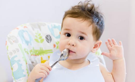 寶寶吃飯不配合的原因 如何解決寶寶吃飯問題