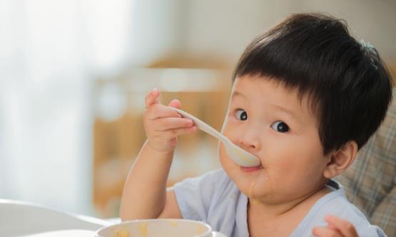 寶寶吃飯不配合的原因 如何解決寶寶吃飯問題