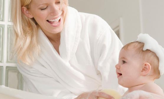 寶寶出現皮膚干燥 防治寶寶皮膚干燥洗澡莫太勤