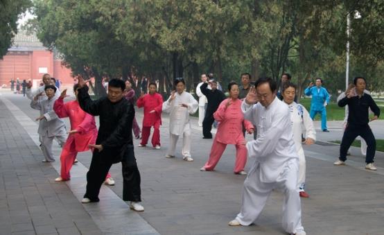 最適合老年人的健身運動 空轉呼啦圈健腰椎