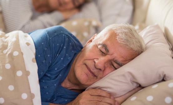 枕頭低可提高老年人的睡覺質量 老人選枕頭的妙招