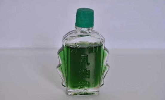 風(fēng)油精和清涼油都是夏季必備的藥品。平時(shí)感冒、頭暈、蚊蟲叮咬都