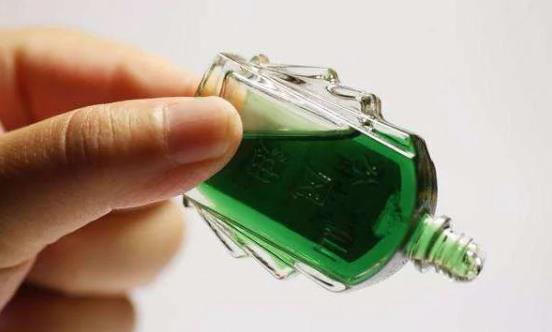 風(fēng)油精和清涼油都是夏季必備的藥品。平時(shí)感冒、頭暈、蚊蟲叮咬都