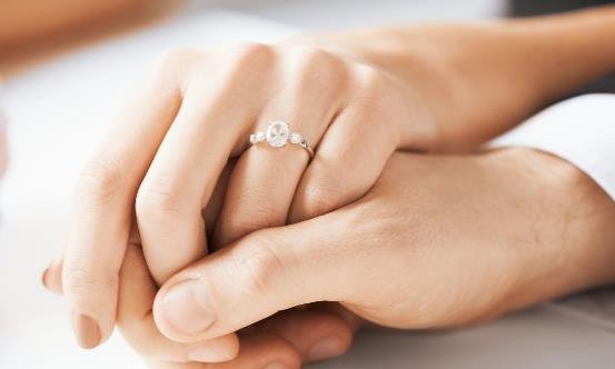 戒指太緊戴在手上取不下來 戒指久取不下的懶人妙招