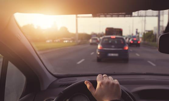 汽車前擋風玻璃貼膜有什么用 汽車擋風玻璃怎樣科學保養