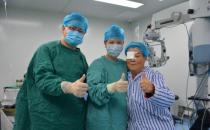 小屏時代的敬老故事走紅，愛爾眼科員工為父母做手術