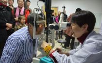 他們在愛爾眼科醫院“告白”成功,引領新一代敬老方式