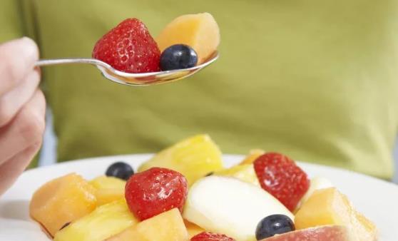 吃水果應講究方法 有的水果也不能隨便吃