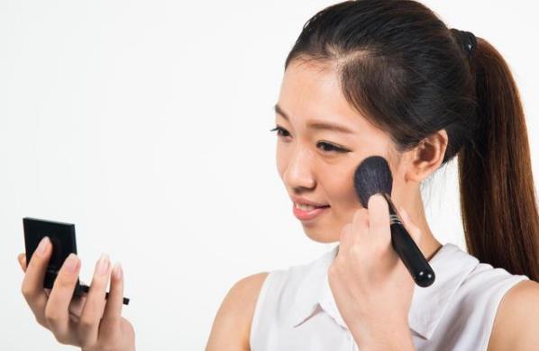 長期睡前玩手機的人,面部若有3癥狀,可能是肝在“吐槽”